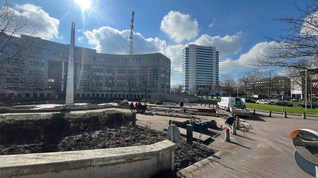 Ecoplan Groen - projecten - kantoorgebouw - rotterdam - voortuin - ingang - oprijlaan
